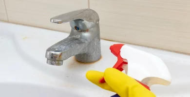 Există un detergent anticalcar care să curețe rugina și impuritățile din spațiile umede?