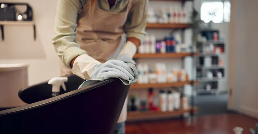 Cu ce întrețin curățenia zilnică într-un salon de înfrumusețare?
