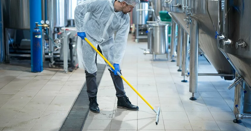Cum cureți eficient halele industriale și spațiile de producție - Ghid practic pentru spații mari, murdărie grea și cerințe ridicate de igienă